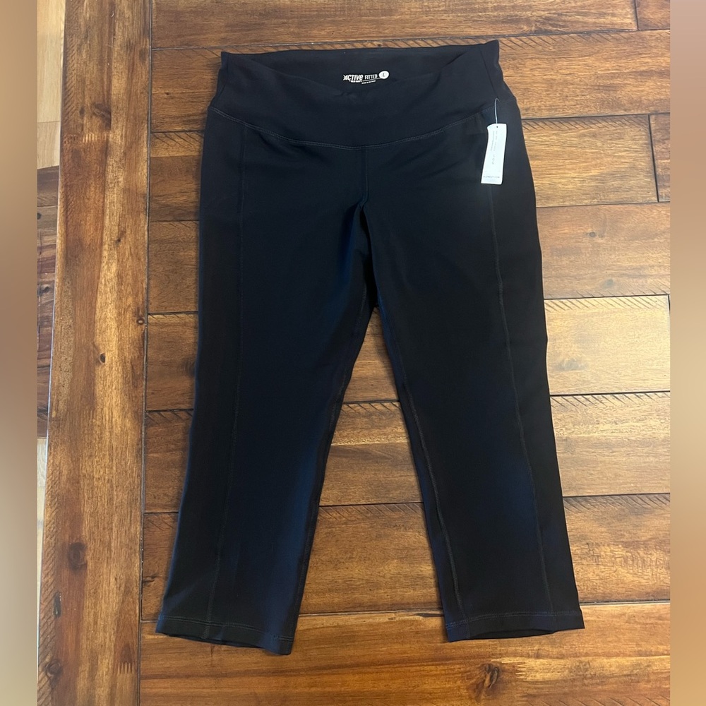 Old Navy Active Fitted Black Crop Leggings Size Large *NWT*